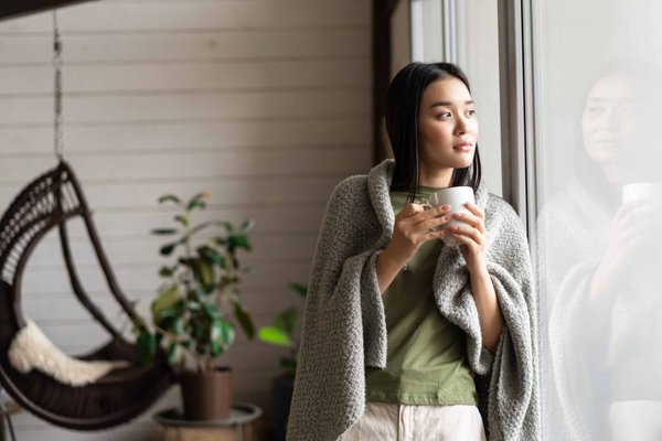 Plaids avec manche : la nouvelle tendance pour l’hiver