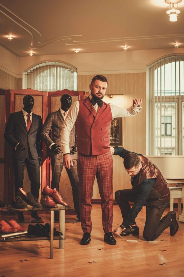 De la coupe à la finition : le processus du costume sur mesure à Paris