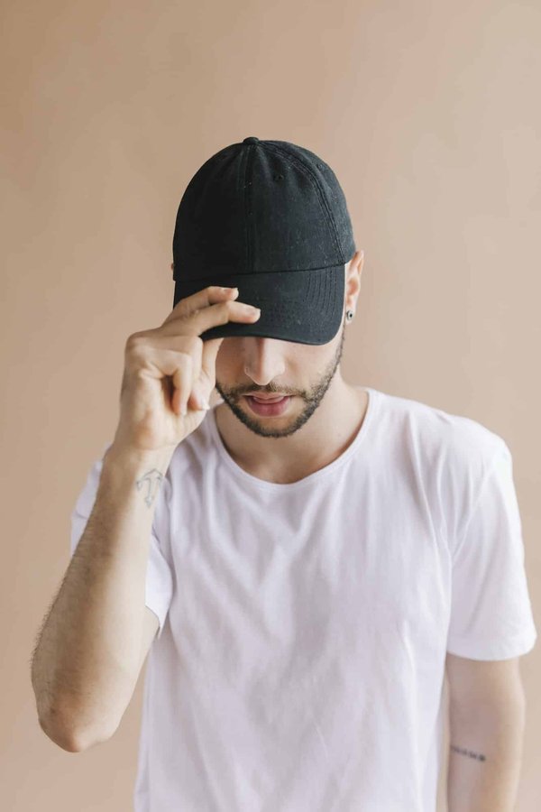 Casquette personnalisée : comment courber la visière ?