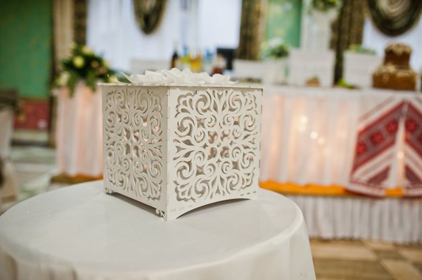 Boite de mariage en bois : élégance et personnalisation artisanale